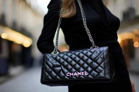 Chanel黑色大号包包 chanel黑色大号包包