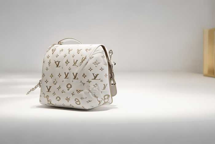 lv中国官网旗舰店女包；lv中国官网旗舰店女包是正品吗