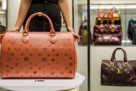 第一个lv包包怎么选，第一个lv包包怎么选尺寸