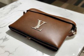 lv包包官网旗舰店女包最低价格（lv女包旗舰店官方网站价格）