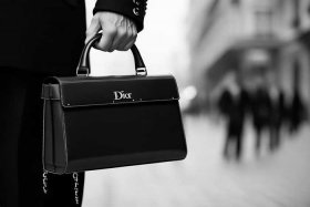 迪奥官网包包男士；迪奥官网男士手包