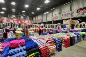 500元一吨衣服批发联系方式（衣服一吨500元的厂家批发这么回事）