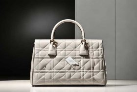 迪奥包包经典款价格和图片及大小，迪奥包包经典款价格和图片及大小一样吗