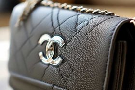 chanel woc镭射标；chanel woc镭射标在哪里