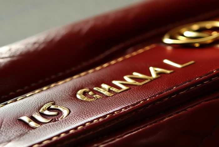 chanel真伪怎么看；chanel包包怎么查真伪