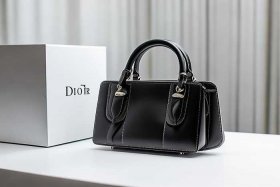 迪奥官网旗舰店包包新款；迪奥官网旗舰店包包新款盒子