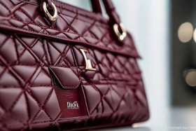 迪奥官方网站包包是正品吗，迪奥官方网站包包是正品吗知乎