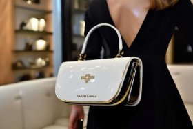 范思哲属于什么档次的品牌包（范思哲是什么档次的品牌）