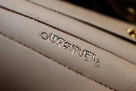 chanel镭射标撕得掉吗、chanel镭射标容易掉吗