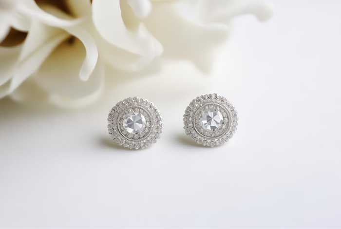 chanel官网耳钉白色圆的（chanel的耳钉褪色吗）