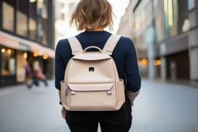 26岁适合背什么样的双肩包，26岁适合背什么样的双肩包呢