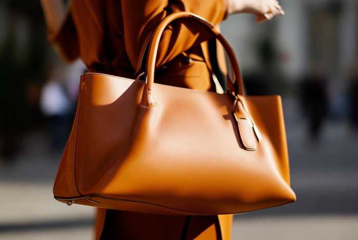 35岁女人背什么颜色的包包好看；35岁女人背什么颜色的包包好看呢