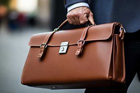 40多岁男人背什么包好看、40多岁男人背什么包好看呢