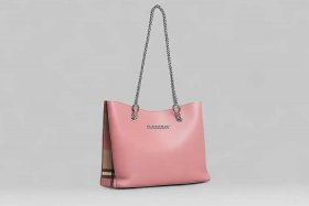 巴宝莉官网女款包粉色 巴宝莉粉色双肩包