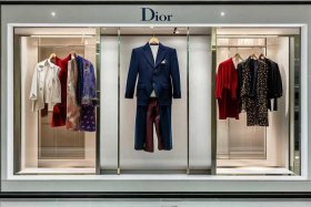 dior官方旗舰店官网衣服，dior官方旗舰店官网衣服是正品吗