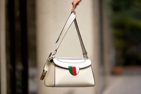 gucci男士单肩斜挎包白色、gucci男士单肩斜挎包白色是什么