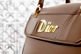 迪奥包包如何查询是不是正品、迪奥包包如何查询是不是正品的