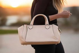40多岁的女人适合背什么颜色的包，40多岁的女人适合背什么颜色的包包呢