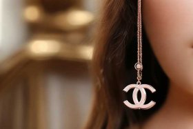 Chanel香奈儿19埃及系列粉色双c吊坠长耳环，chanel香奈儿19埃及系列粉色双c吊坠长