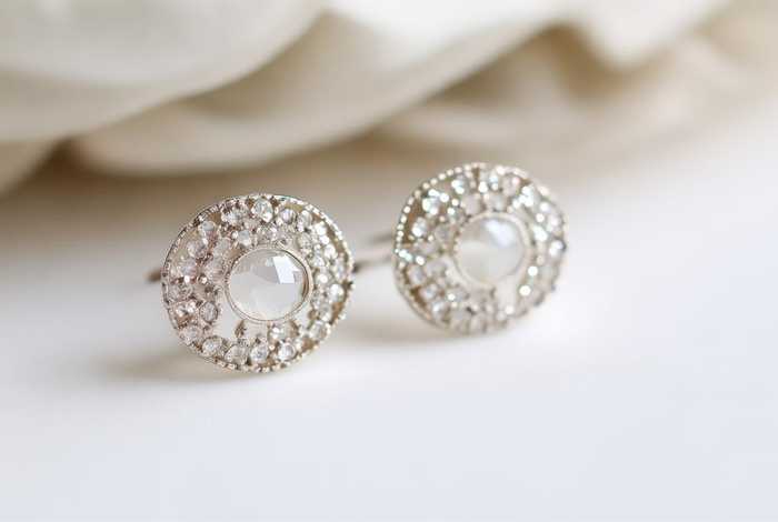 chanel官网耳钉白色圆的（chanel的耳钉褪色吗）