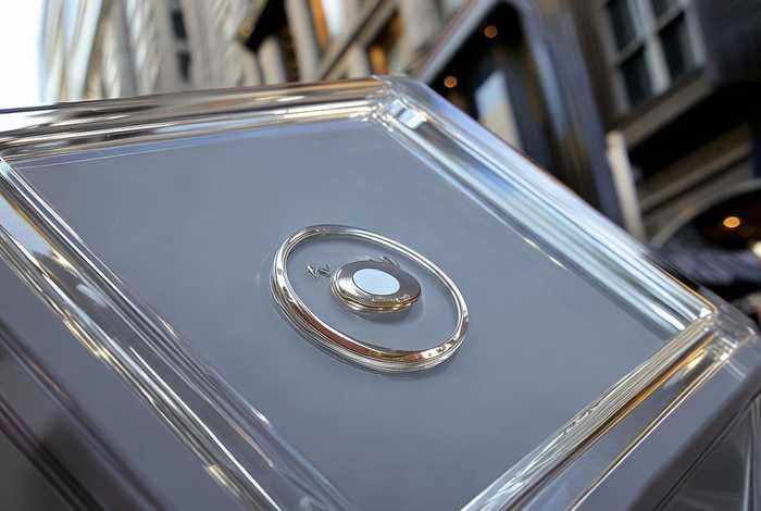 包包品牌商标 一个满方形的标志,一个空框框住、包包的标志是一个圆圈