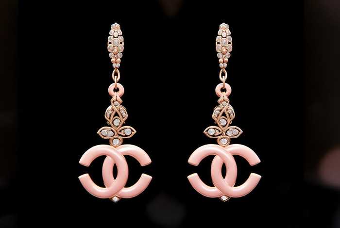 chanel香奈儿1980，Chanel香奈儿19埃及系列粉色双c吊坠长耳环