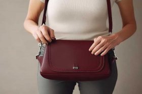50岁女人最好看的斜挎包品牌（50岁女人最好看的斜挎包品牌图片）