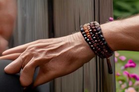40岁以上男人戴什么手串好（40岁以上男人戴什么手串好看）