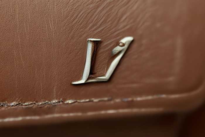 lv达芙妮包包背面，lv达芙妮包包背面有字母吗