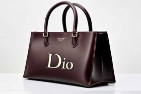 迪奥托特包是什么材质，迪奥托特包是什么材质的,怎么清洗