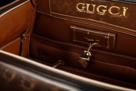 古驰gucci男包内扣，gucci包内部