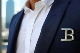 包上有个字母b是什么牌子的 包上有个字母b是什么牌子的衣服