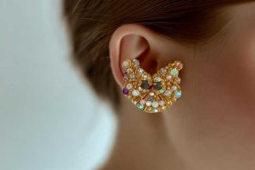 chanel耳钉有塑料片吗，chanel的耳钉褪色吗