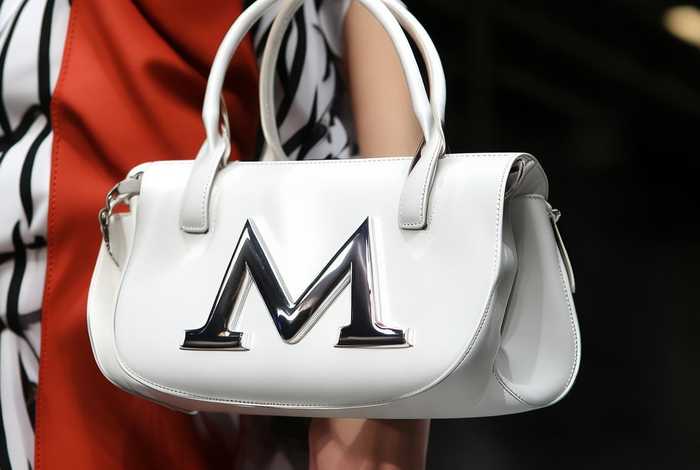 包上都是m字母是什么牌子；包上都是m字母是什么牌子衣服