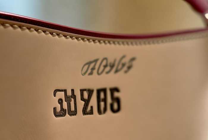 lv达芙妮包包编码在哪里；lv达芙妮包的编码在哪里