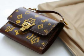lv官方官网包包、lv官方官网包包是正品吗