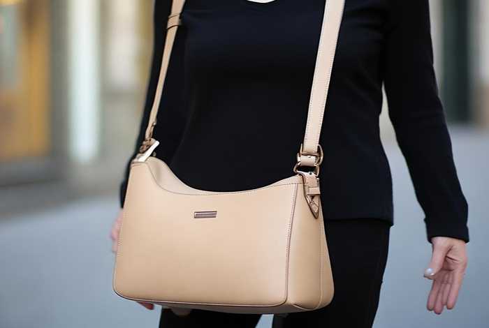 40岁至50岁女士斜挎包大容量；40岁至50岁女士斜挎包品牌