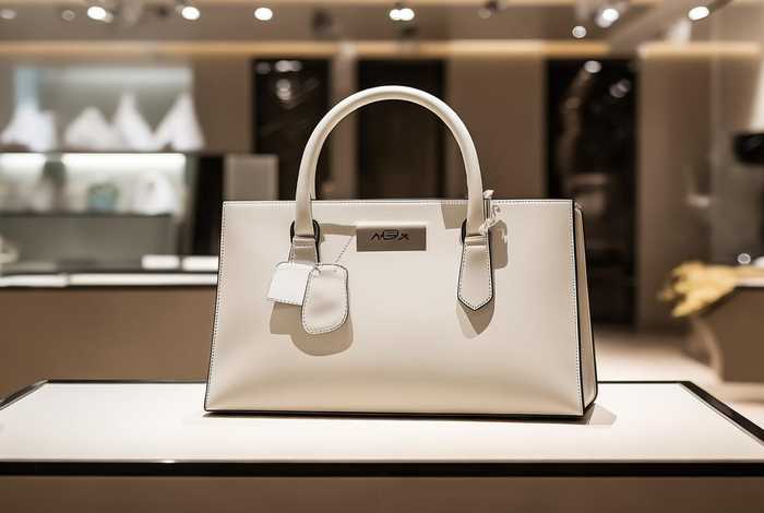 阿扎女包是大品牌吗、阿扎女包是大品牌吗多少钱