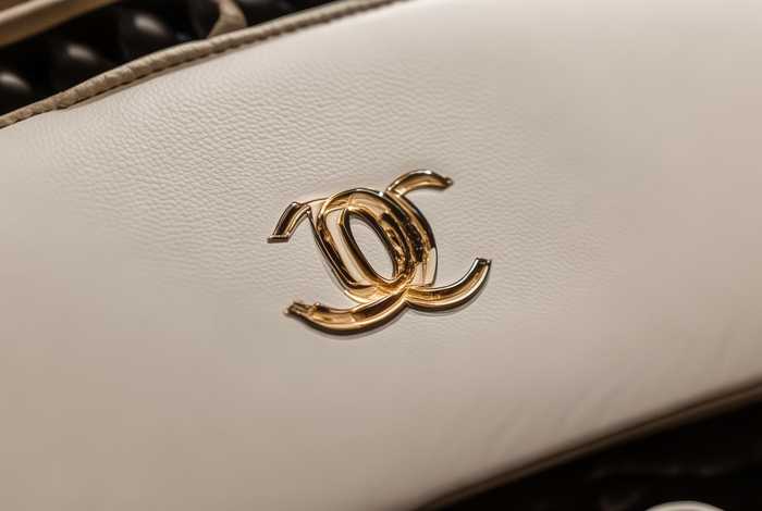 chanel包包真假辨别（chanel包包logo辨别真假）