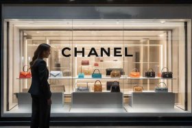 chanel官网在哪里看（chanel官网包包从哪里进去）