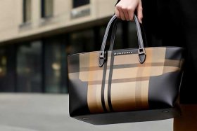 burberry官网包包女士新款；burberry官网女包经典款