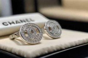 chanel耳环多少钱一对？；chanel耳环大概多少钱