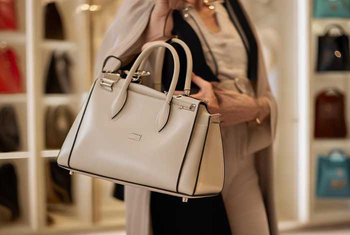 50岁左右女人的包包怎么选（50岁左右女人的包包怎么选择）