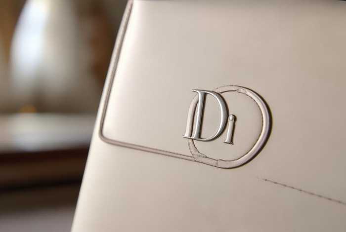 dior是什么牌子的包包标志；dior是什么牌子的包包标志图片