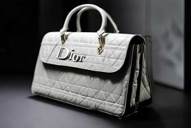 迪奥包包价格和图片（迪奥包包价格和图片 官网 新款）