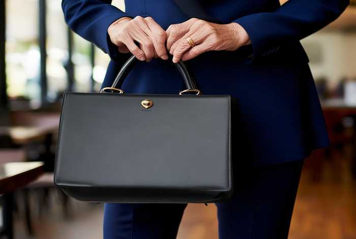 40岁的女人用什么包包美观又合适，40岁的女人用什么包包美观又合适呢