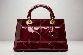 迪奥戴妃包包官网价格漆皮；迪奥戴妃女包官网报价
