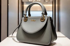 dior戴妃包灰色四格包天津专柜 dior戴妃包灰色四格包天津专柜有卖吗