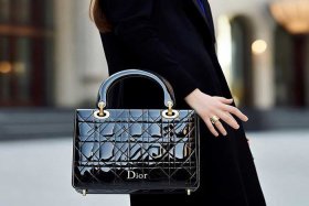迪奥官网女包最新款戴妃包（迪奥戴妃包2020新款官网图片）