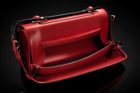 钩手机包包最新款；钩手机包包最新款推荐